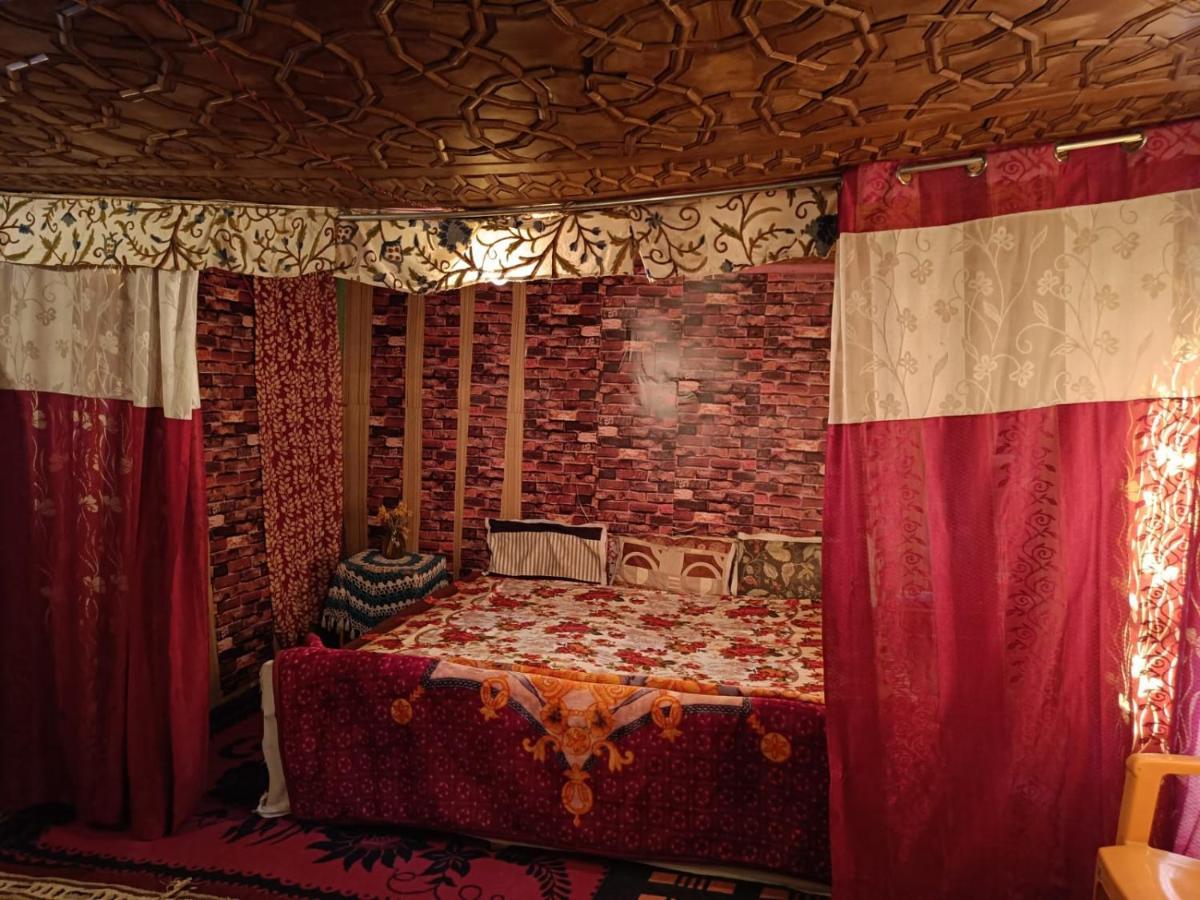 Hotel Island Srīnagar Екстериор снимка